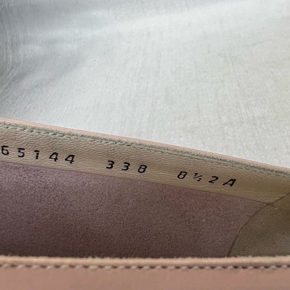 Salvatore Ferragamo 8.5 AA Narrow Pale Pink Low Heels Classic Bow Gancini Pumps - Picture 10 of 11